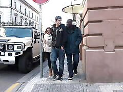 un homme noir rencontre un couple dans la rue et la convainc de baiser! montres boyfriend