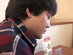 японскую официантку жестко трахают гости закусочной