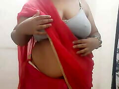 desi indian traviesa esposa cachonda desnudándose de sari parte 1