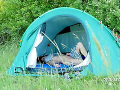 милфа-нудистка элжбета спит в палатке