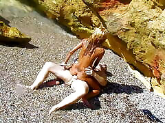 блондинка с маленькими сиськами линн занимается грубым сексом на пляже на открытом воздухе во время поездки в отпуск