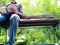 pawg cachonda meando en un parque público & ndash; vista inferior