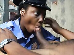 cornea polizia donna succhia il prigioniero & 039;s cazzo nella sua cella