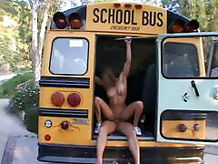возбужденный подросток трахает свою тугую киску сзади в школьном автобусе