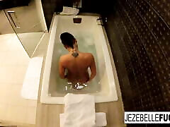Jezebelle邦德电影自己洗澡