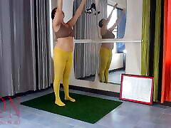 regina noir. yoga en mallas amarillas en el gimnasio. una chica sin bragas está haciendo yoga. leva 2