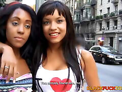 dos chicas negras calientes se turnan para chupar mi enorme polla!