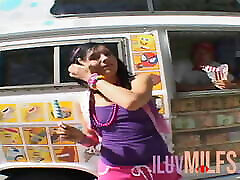 hungry bbw mom bronceada de tetas pequeñas follará por helado gratis