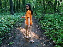 una ragazza affamata in una passeggiata nella foresta ha preso un ragazzo nei cespugli in modo che la nutrisse con sperma fresco