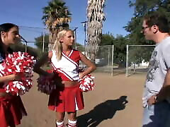 ragazze cheerleader dopo la partita di calcio con il quarterback