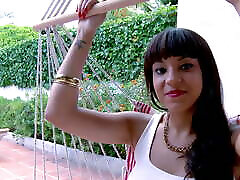 симпатичная латиноамериканка саша джонс жестко теребит пальцами свою тугую киску