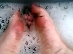 ножки толстушки играют в ванне и пузырятся