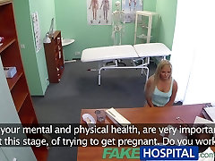 FakeHospital患者试图医生的精子怀孕时她的男朋友等待，不知情