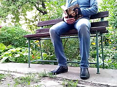милфа с королевской задницей писает, пока я читаю книгу в парке