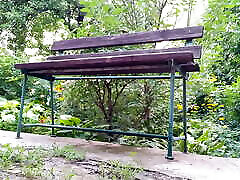 une milf chaude écarte les jambes en pissant sur un banc de parc que lhomme vient de regarder