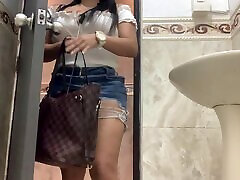 krótka spódniczka w publicznej toalecie sexy latina