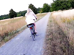 骑自行车的娘娘腔在迷你裙和尼龙丝袜