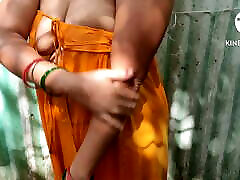 индийская жена купается на улице без всякого страха