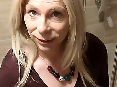 A very spy beuty teen pee and a little bit of a wank