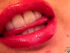 BBW女孩与大多汁的红唇是戏弄你与镜子在这个恋物癖的嘴唇视频