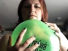 grając z balonem i pękając go na moje cycki