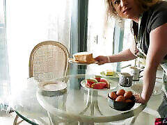 мачеха помогает пасынку кончить за столом для завтрака