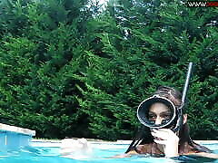 adolescente caliente diana en medias de red bajo el agua
