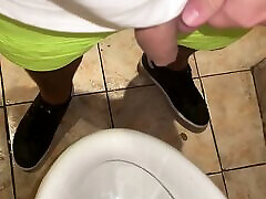 Peeing and cumming in bigcock shemal fucking video toilet after beach