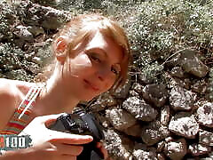 帮派爆炸在树林里的年轻红发西班牙女孩塔尼亚青少年