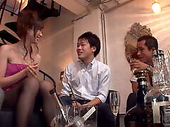 японское муж-рогоносец приглашает друзей трахнуть его жену дома. женщина наполнила свою киску кремом