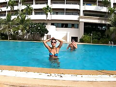 曲线优美的泰国女朋友喜欢一个很好的他妈的后一个下午游泳在游泳池