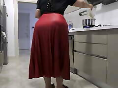 मेरी सौतेली माँ और 039;की लाल स्कर्ट ने मेरे डिक को कठोर कर दिया ।