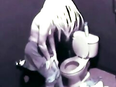 горячая блондинка дрочит свою киску в общественном туалете