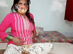 pakistan adolescent fille se baigne dans la salle de bain. une fille chaude se doigte la chatte serrée et fait teen grinding pillow clothed dans la salle de bain nouvelle vidéo2022