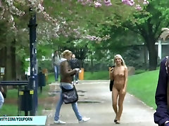 Блондинка озорной девушка показывает свое обнаженное тело в общественных