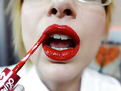 zwiastun & quot; gorąca pielęgniarka z soczystymi czerwonymi ustami"