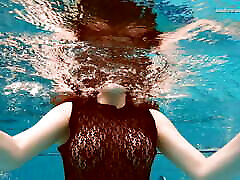 chorwacka piękna westa w basenie nago