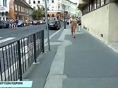 गोरा बेब जेनी नग्न सार्वजनिक स्ट्रीट पर