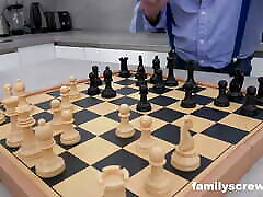 खेल शतरंज के साथ दादा, जबकि दादी की मेज के नीचे
