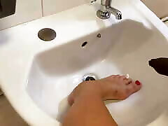 Nemo pisses all over my feet in a searchvika solo toilet sink