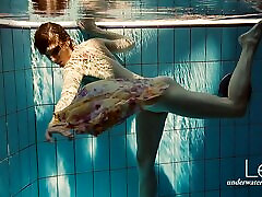 漂浮的女孩在游泳池赤裸裸的