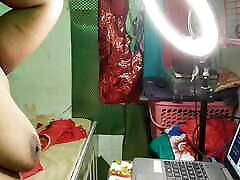 sexy caliente desi village tía bhabhi cámara web videollamada con strenger en show desnudo. abra el paño lentamente