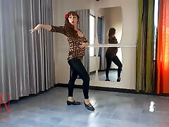 जिप्सी का रोमांस गर्म स्पेनिश नृत्य. रेजिना नोयर बैले क्लास में डांस करती हैं । गिटार संगीत बैले टैंगो नृत्य करता है । 2