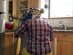 une femme au foyer syrienne se fait cramponner par un mari allemand dans la cuisine