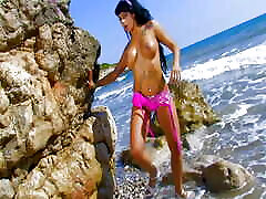 un couple a des relations sexuelles hardcore sur la plage où ils peuvent être vus par tout le monde. la femme avait ce fantasme. bbc and booty porno amateur