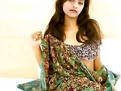 印度啦啦队长女大学生Divya脱衣舞指法德西猫与多个高潮