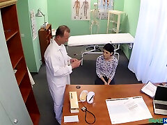 श्यामला लड़की लेडी डी कुछ डिक के लिए डॉक्टरों के कार्यालय में आता है