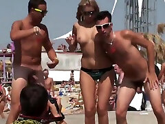 裸体的家伙在海滩上有乐趣与一个年轻的女孩