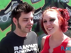 un vrai couple amateur excité ayant des relations sexuelles devant une caméra faisant une bande porno maison