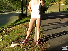 fille blonde sexy montre son orteil de chameau en leggings serrés